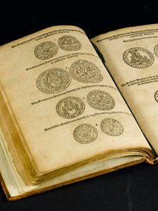 Geldboek met gravures van Engelse munten (boek) door Dutch School