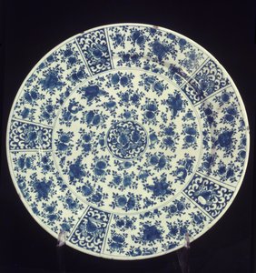 Bord met blauw rozenpatroon, 1764