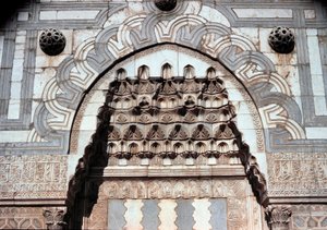 Detail van het ingangsportaal van de islamitische school (ca. 1251)