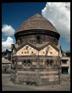 Achthoekig Mausoleum van Sultan Turbesi door Dynasty Seljuq