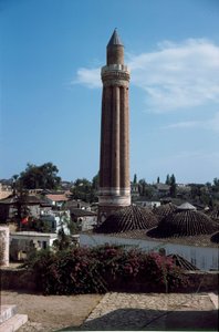 Zicht op de cannele minaret van de Yivli Moskee (1230) door Dynasty Seljuq