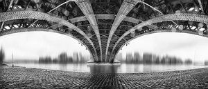 Weerspiegeling op een stalen brug door EM-Photographies