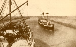 Stoomschepen passeren in het Suezkanaal