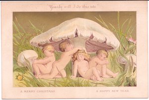 Een Victoriaanse kerst- en nieuwjaarskaart van een groep feeënkinderen die onder een paddenstoel ontspannen, alles tegen een gouden achtergrond, door Gertrude Thompson, ca. 1895