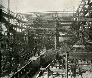 De bouw van een oorlogsschip: Een eersteklas kruiser in aanbouw bij de Thames Ironworks door E. and S. Woodbury