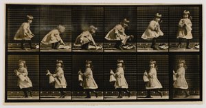Kind dat een pop optilt, zich omdraait en wegloopt, uit het boek Animal Locomotion door Eadweard Muybridge