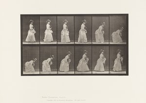 Buk en til zakdoek op; parasol in linkerhand door Eadweard Muybridge