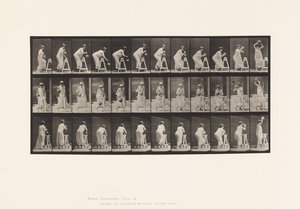 Plaat 216. Buigen om waterkruik te vullen; Kruik op hoofd plaatsen door Eadweard Muybridge