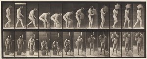 Plaat 218. Bukken en volle demijohn op schouder tillen door Eadweard Muybridge
