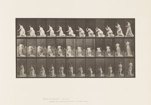 Knielen, ellebogen op stoel, handen gevouwen door Eadweard Muybridge