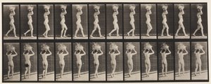 Plaat 33. Wandelen, 14-lb. mand op hoofd, handen omhoog, 1872-1885 door Eadweard Muybridge