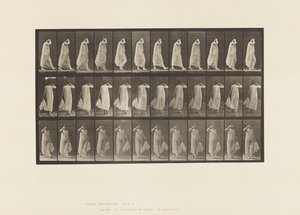 Lopen, linkerhand houdt jurk vast, rechterhand aan gezicht door Eadweard Muybridge