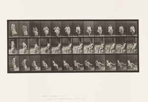 Plaat 417. Toilet; Zitten en Kousen Aantrekken door Eadweard Muybridge