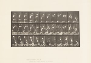 Een Kruik op de Schouder en een Mand in de Hand Dragen door Eadweard Muybridge