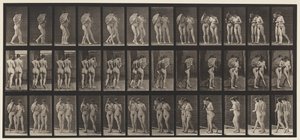 Plaat 54. Lopen, twee modellen, een flirtend met een waaier, arm in arm door Eadweard Muybridge