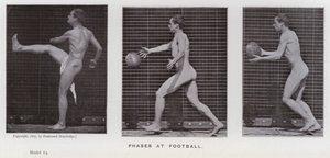 Het menselijk lichaam in beweging: Fasen bij voetbal (zwart-wit foto)