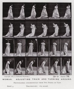 Het menselijk lichaam in beweging: Vrouw, past haar sleep aan en draait rond (zwart-wit foto) door Eadweard Muybridge