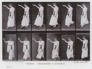 Het menselijk lichaam in beweging: Vrouw, daalt een trap af (zwart-wit foto) door Eadweard Muybridge