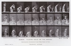 De menselijke figuur in beweging: Vrouw, een kind op de grond plaatsen door Eadweard Muybridge