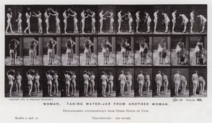 Het menselijk lichaam in beweging: Vrouw, neemt waterkruik van een andere vrouw (zwart-wit foto) door Eadweard Muybridge