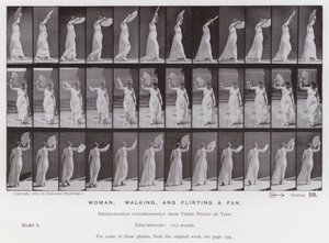 De menselijke figuur in beweging: Vrouw, lopen en met een waaier flirten door Eadweard Muybridge