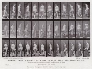 Het Menselijk Lichaam in Beweging: Vrouw, met een emmer water in elke hand, trap oplopend door Eadweard Muybridge