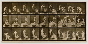Vrouw giet bekken water over het hoofd van een andere vrouw, uit het boek Animal Locomotion door Eadweard Muybridge