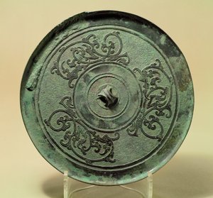 Spiegel met verstrengelde draken, Oostelijke Zhou-dynastie, Periode van de Strijdende Staten, 475-221 v.Chr. door Eastern Zhou Dynasty Chinese School