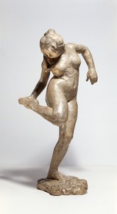 Danseres die naar de zool van haar voet kijkt (gips) door Edgar Degas
