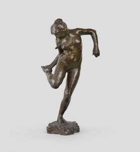 Danseres die naar de zool van haar rechtervoet kijkt, 1895-1903