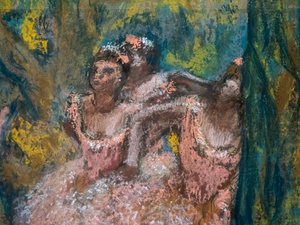 Drie dansers in zalmkleurige rokken (detail). 1904-1906. Pastel op marouflé papier op karton. door Edgar Degas