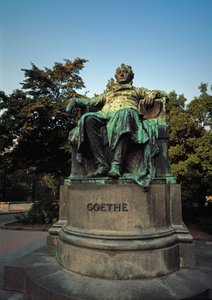 Monument ter ere van de Duitse dichter Johann Wolfgang von Goethe (1749-1832) gemaakt door Edmund von Hellmer (1850-1935) door Edmund Ritter von Hellmer
