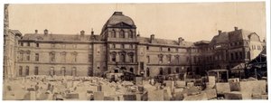 Het Louvre Museum: de Napoleon binnenplaats vanaf de carrousel