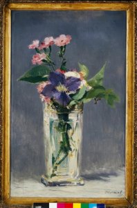 Anjers en clematis in een kristallen vaas