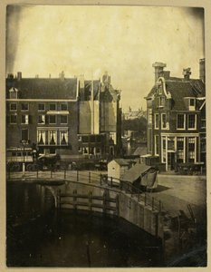 Gezicht op logement Rondeel in Amsterdam vanuit het huis van de fotograaf door Eduard Isaac Asser