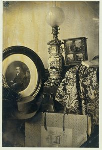 Stilleven met fotografisch portret van Asser, stereoscoop en portfolio