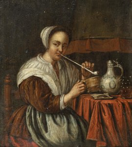 Een vrouw die een pijp rookt aan een tafel