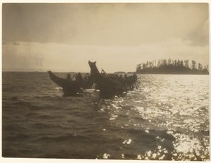 [Waanzinnig dreven ze hun vaartuig over het water]. door Edward S. Curtis