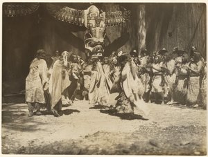 [Naida danst de Dans van het leven en de dood] door Edward S. Curtis