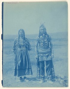 Piegan Mann und Frau door Edward S. Curtis