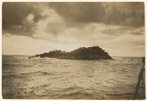 [Naar rotsachtige, door de branding geteisterde eilandjes heeft mijn kano me gebracht] door Edward S. Curtis