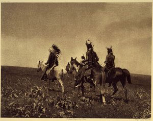 Een succesvolle aanval voor paarden. Foto uit volume 4 van de encyclopedie uitgegeven door Edward S. Curtis (1868-1952) over de Noord-Amerikaanse Indianen