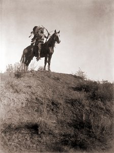 Absaroke krijger te paard door Edward S. Curtis, ca. 1910 door Edward Sheriff Curtis