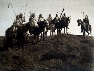 Amerikaanse Indianen: apsaroke krijger te paard
