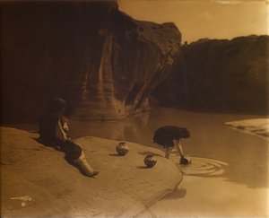 Bij de Oude Bron van Acoma, c.1904 (orotone) door Edward Sheriff Curtis