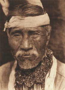 Close-up van een oude Noord-Amerikaanse Indiaan van voren gezien door Edward Sheriff Curtis