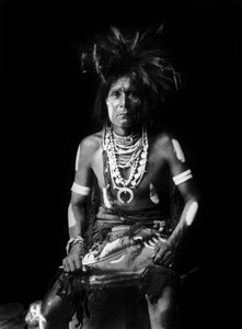 Hopi-indiaan, met een Naja om de nek, foto door Edward S. Curtis, ca. 1921