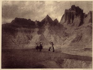 In de Badlands. Deze verbazingwekkende afbeelding is gemaakt in Sheep Mountain, op het Pine Ridge-reservaat, Badlands, South Dakota. Foto uit volume 3 van Edward S. Curtis