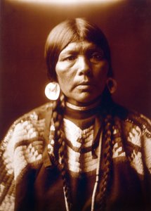 Indiaanse vrouw De vrouw van Ow High, c. 1905, foto Edward S. Curtis door Edward Sheriff Curtis