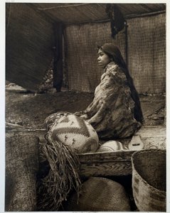 Indianen van Amerika: een jonge Indiaanse meisje, dochter van het hoofd van de Skokomish stam door Edward Sheriff Curtis